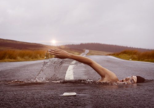 optical illusion of swimming across a road signifying the best books on lucid dreaming
